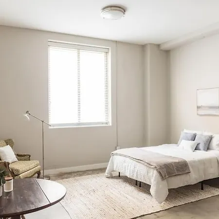 Modern Studio Downtown With Hotel Amenities